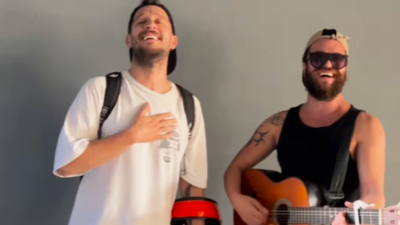 Sokak müzisyeniyle düet