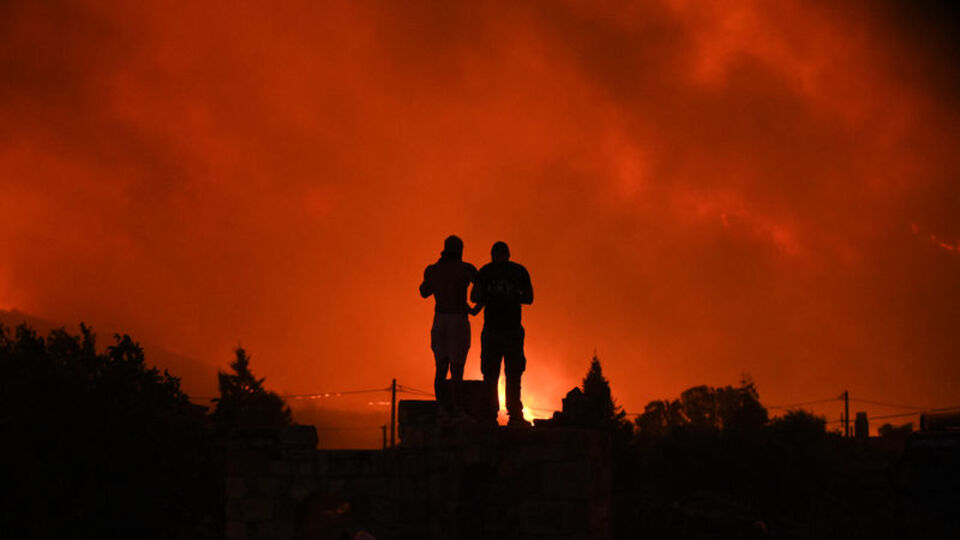 Yangınlar sürüyor: Yunanistan'da 18 kişinin cansız bedeni bulundu