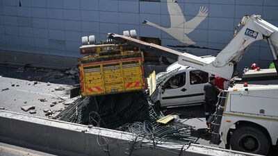 İnanılmaz kaza! Kamyon aracın üzerine düştü