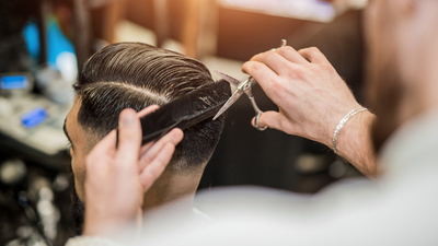 Antalya'da "merdiven altı berber" tepkisi!