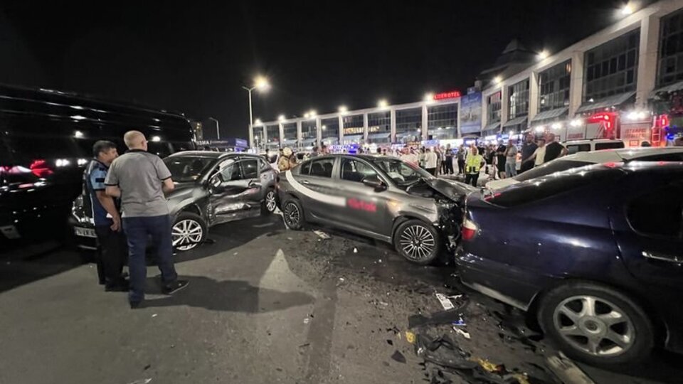 İstanbul'da otogarda zincirleme kaza: 2 yaralı
