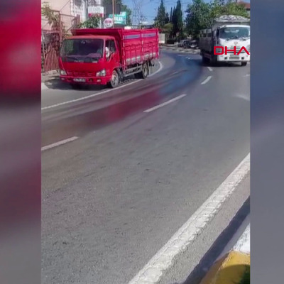 Sultanbeyli'de mazot dökülen yolda 7 araç kaza yaptı: bisikletli son anda kurtuldu