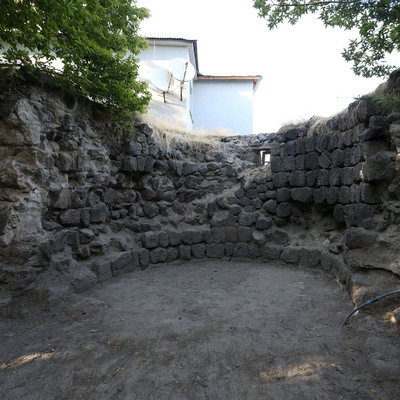 Çevresi toprakla kaplıydı... Gün yüzüne çıktı!