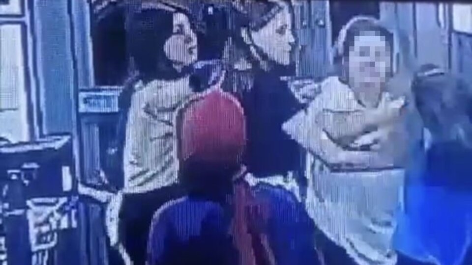 Kadın müşteriden kasiyere yumruk!