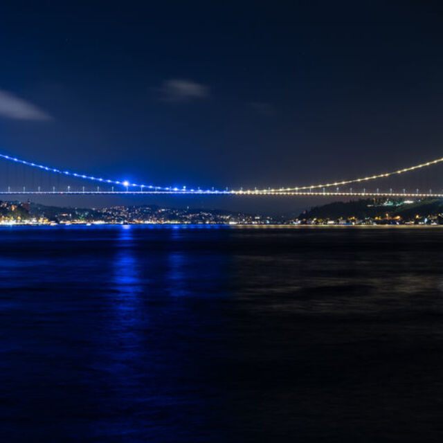 FSM Köprüsü Ukrayna bayrağının renklerine büründü