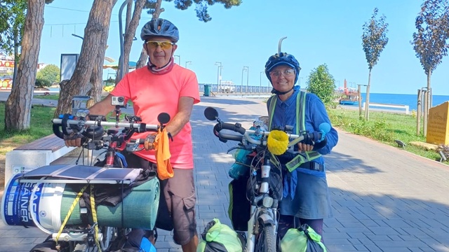 Emekli çift, yeni hayatlarına pedallıyor