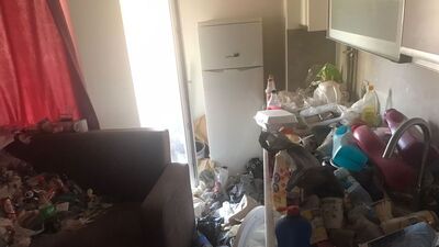 Kiracının terk ettiği evden kilolarca çöp çıktı