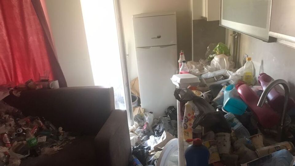 Kiracının terk ettiği evden kilolarca çöp çıktı
