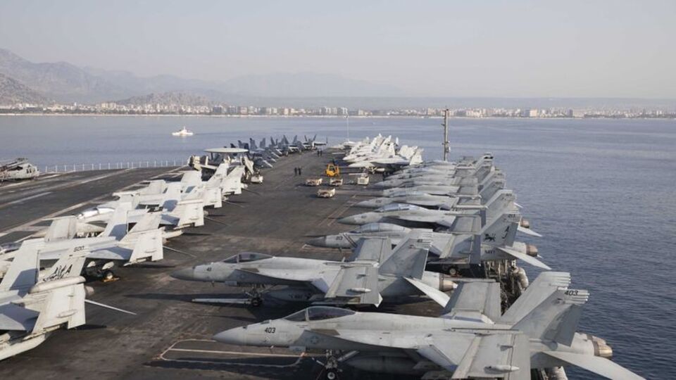 ABD uçak gemisi Antalya'ya demirledi