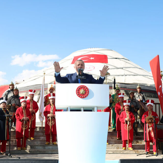 Cumhurbaşkanı Erdoğan Malazgirt'te: Asıl hedeflerimize yönelmenin vakti