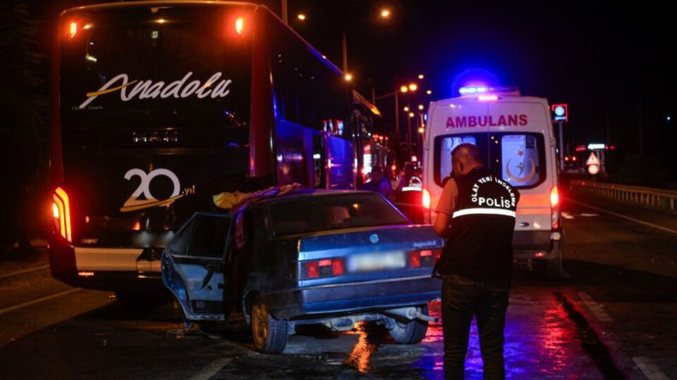 Kaza yaptıktan sonra duran yolcu otobüsüne otomobil çarptı: 1 ölü