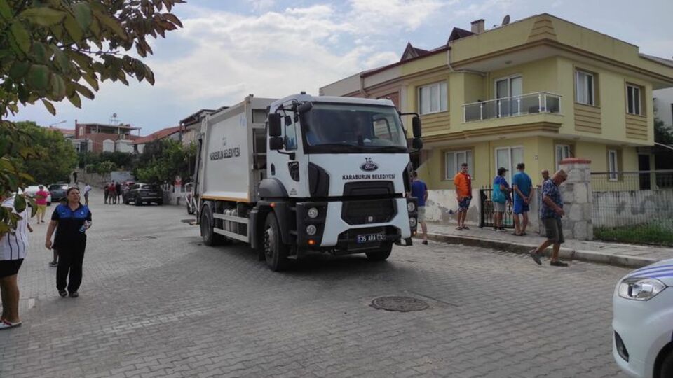 İzmir'de işitme engelliye çöp kamyonu çarptı