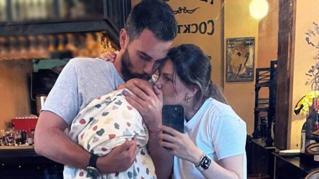Ayna karşısında mutlu aile tablosu