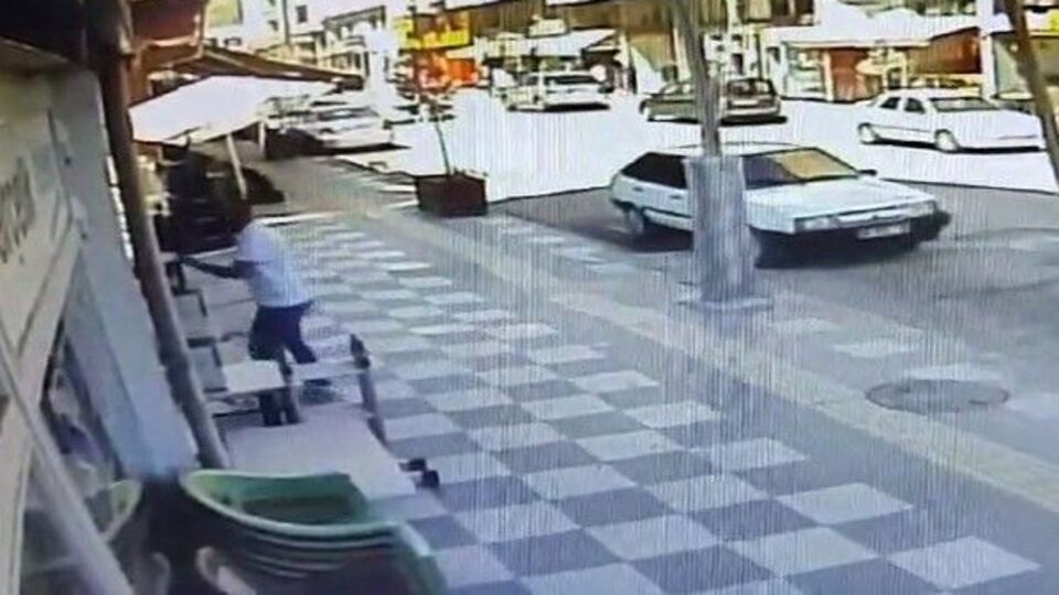 Esnaf uyardığı kişi tarafından bıçaklandı