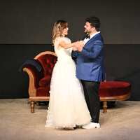 Sahnede düğün mizanseni