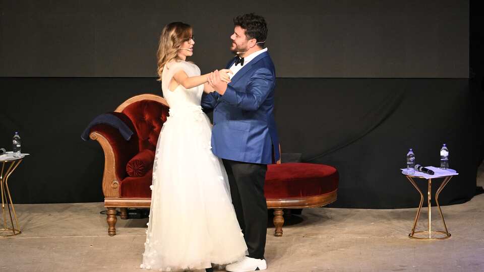 Sahnede düğün mizanseni