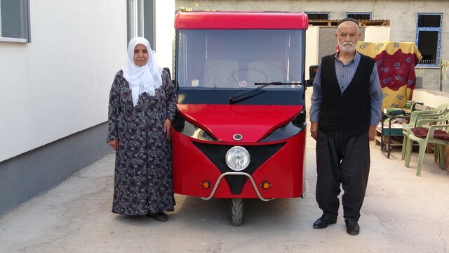 Yürümekte zorlanan anne ve babası için yaptı