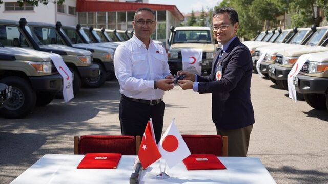 Japon Kızılhaçı'ndan Türk Kızılay'a 30 arazi aracı