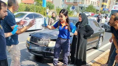 Yolun karşısına geçeceklerdi! Kız kardeşleri kaza ayırdı!