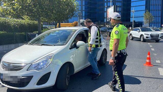 Beşiktaş'ta yayalara yol vermeyen sürücülere ceza
