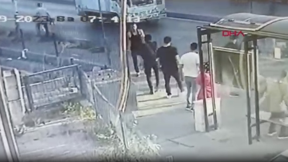 Bıçaklı saldırı girişimi! Polis bacağından vurdu