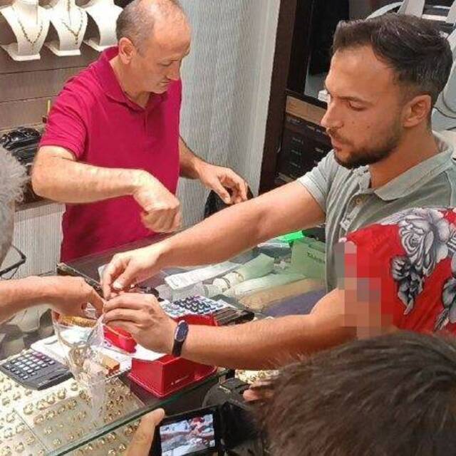 Yaşlı kadının altınlarını polis kurtardı