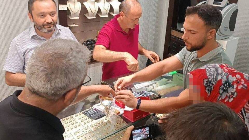 Yaşlı kadının altınlarını polis kurtardı