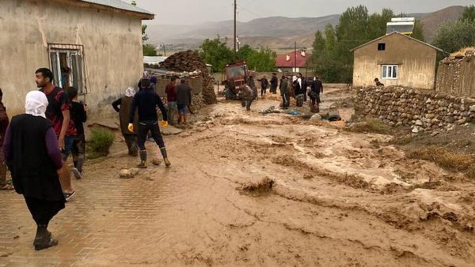 Van'da sağanak sele yol açtı