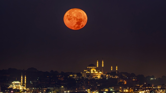 Kanlı Ay büyüledi