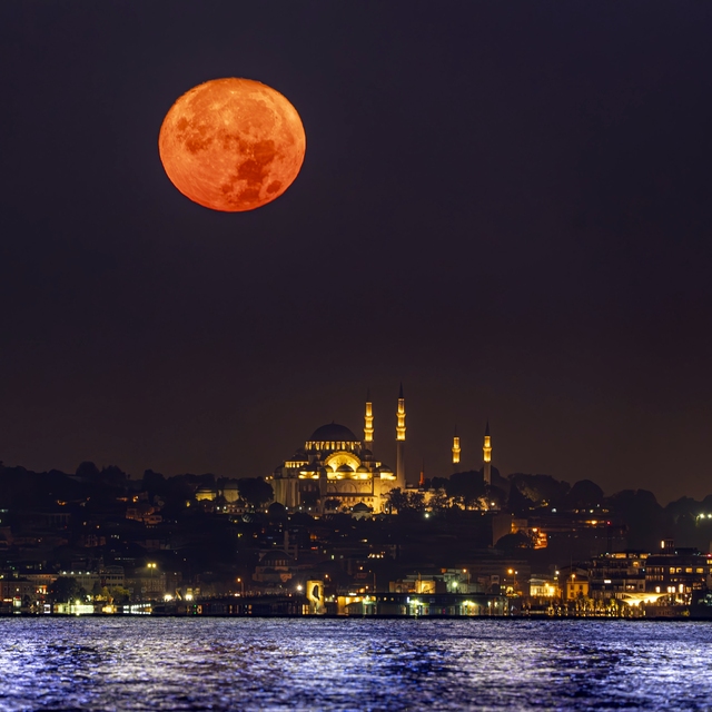 Kanlı Ay büyüledi