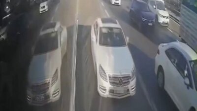 Maganda yollarda! Otobüsün önünü kesti