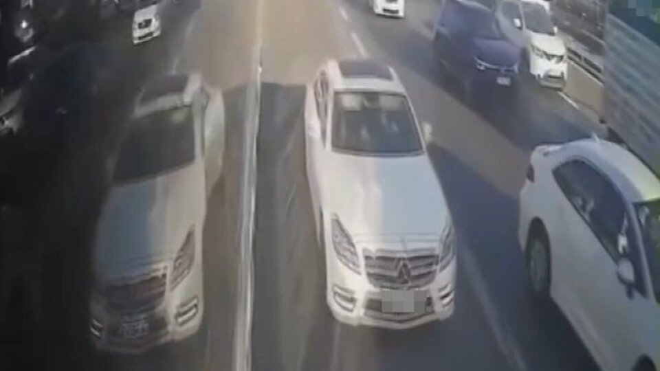 Maganda yollarda! Otobüsün önünü kesti