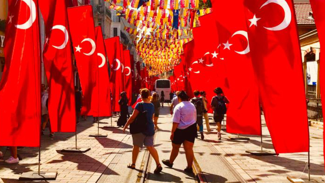 İstiklâl Caddesi bayrak denizi