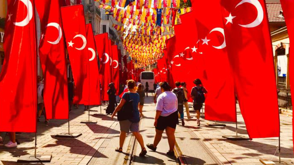 İstiklâl Caddesi bayrak denizi
