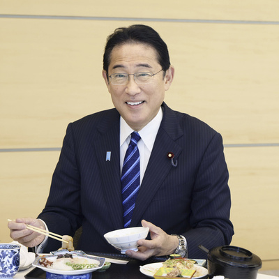Eleştirilere Fukushima’dan gelen yemeği karşılık verdi