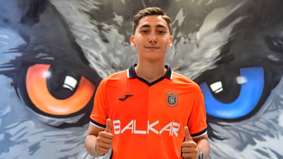 Emirhan İlkhan resmen Başakşehir'de