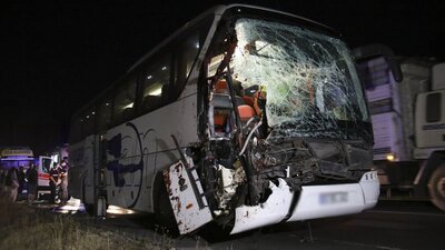 Yolcu otobüsü TIR'a arkadan çarptı: 15 yaralı