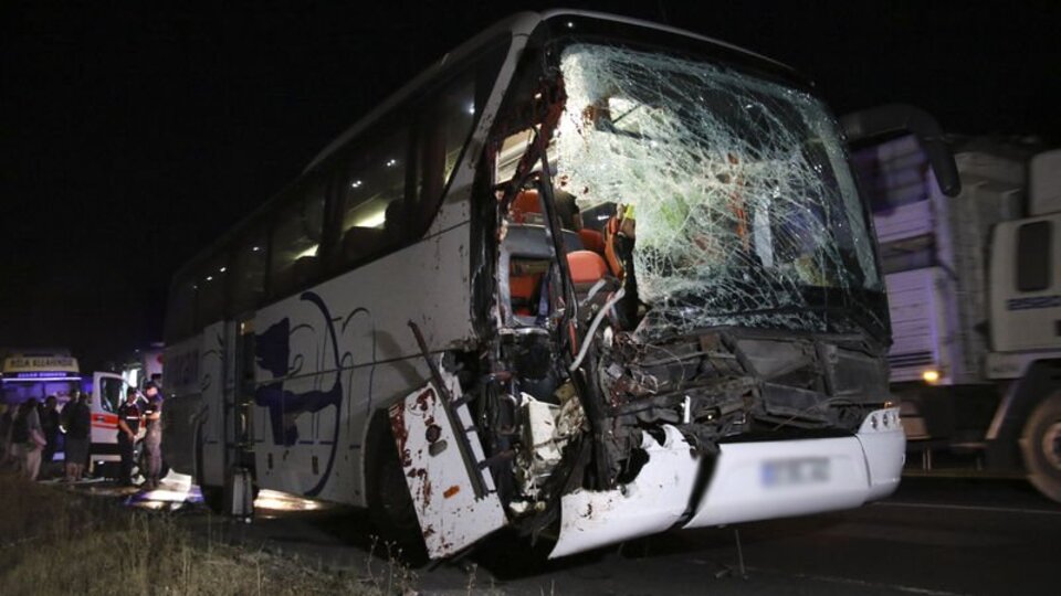 Yolcu otobüsü TIR'a arkadan çarptı: 15 yaralı