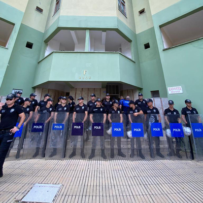 Dayanıksız sitenin yıkımına karşı direndiler!