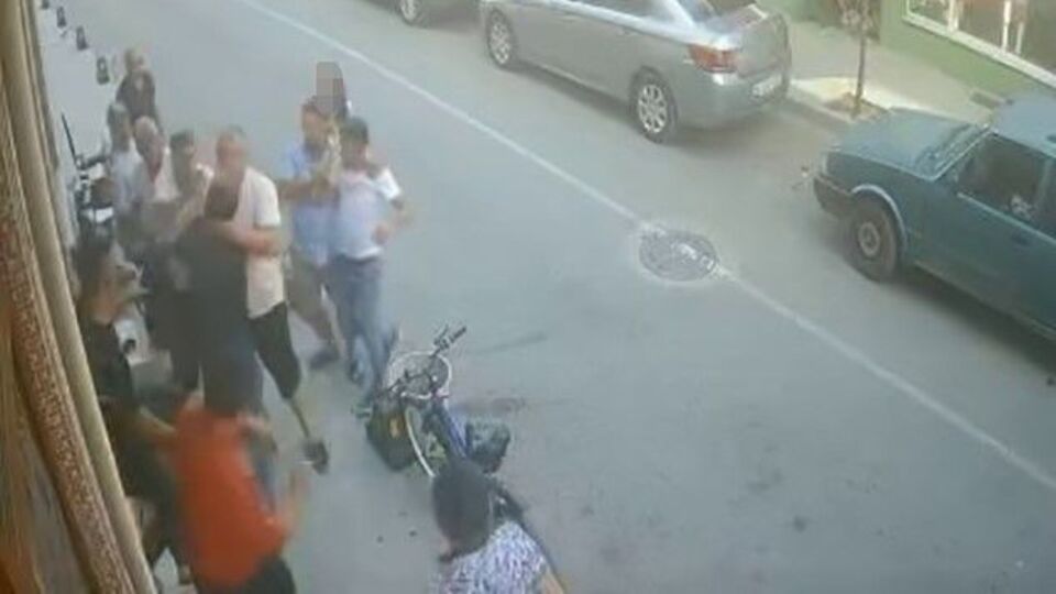 Kızını darbetmesine seyirci kalmadılar