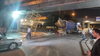 Kamyonun dorsesindeki demirler üst geçide çarptı