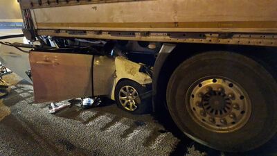 Kocaeli'de otomobil TIR'ın altına girdi: 1 ölü