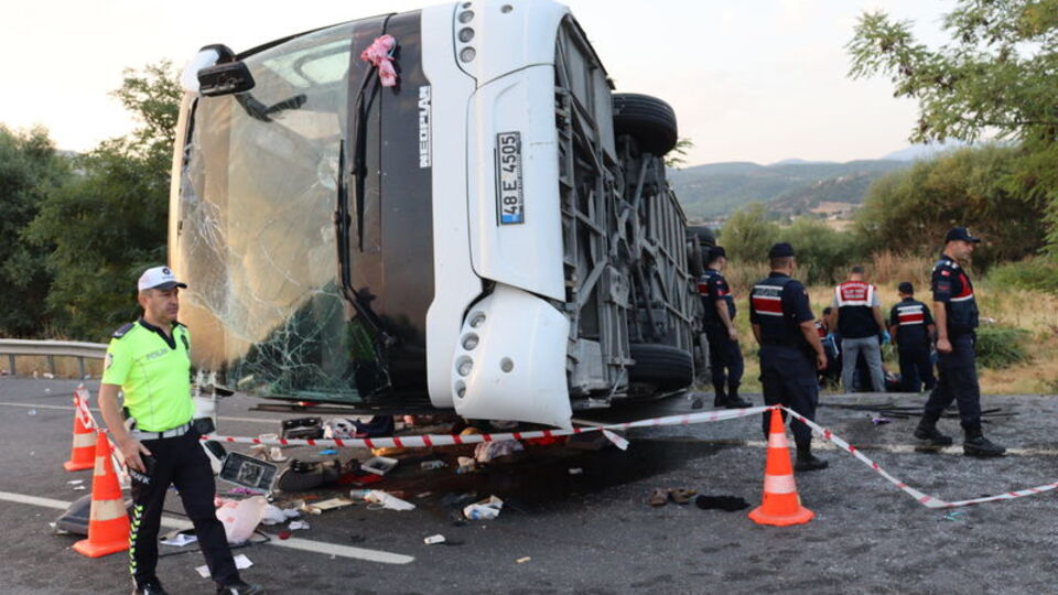 Denizli'de TIR yolcu otobüsüne çarptı: 6 ölü, 42 yaralı