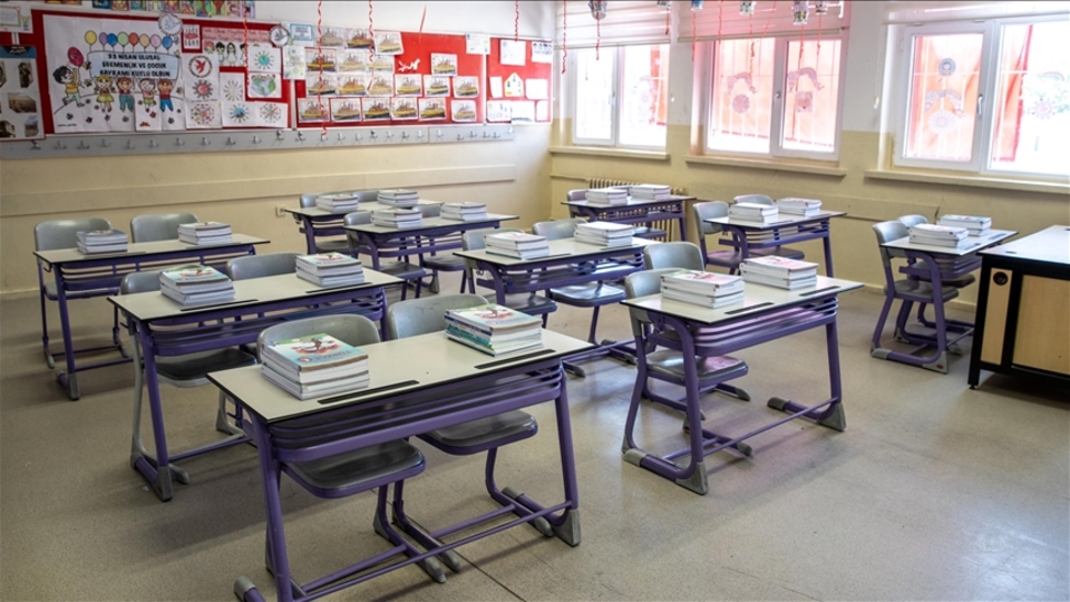 Ücretsiz ders kitapları sıralardaki yerini almaya başladı