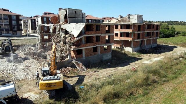 27 daireli inşaatın betonu 'kullanılamaz' çıktı!