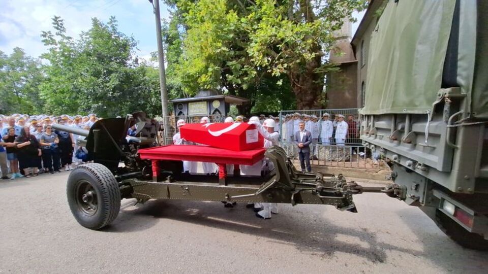 2 gün önce emekli olmuştu! Tuğamiral toprağa verildi