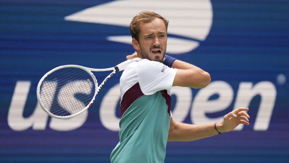 Pegula ve Medvedev son 16'ya kaldı