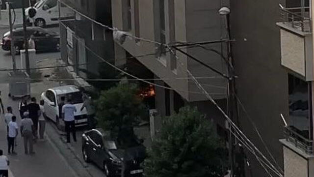 Avcılar'da metruk bina yandı: 2 ölü, 2 yaralı