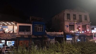 Karaköy'de tarihi han alev alev yandı