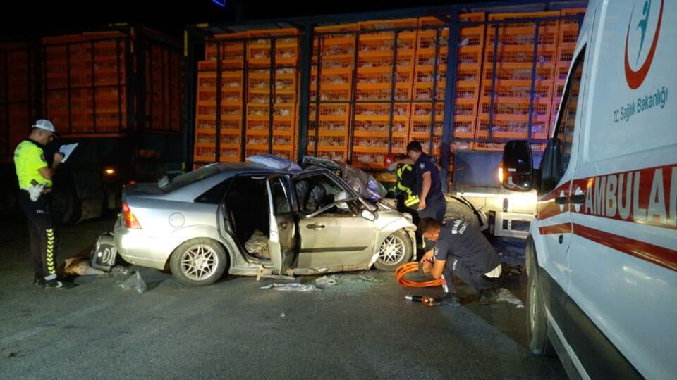 Manisa'da TIR ile otomobil çarpıştı: 2'si ağır 5 yaralı